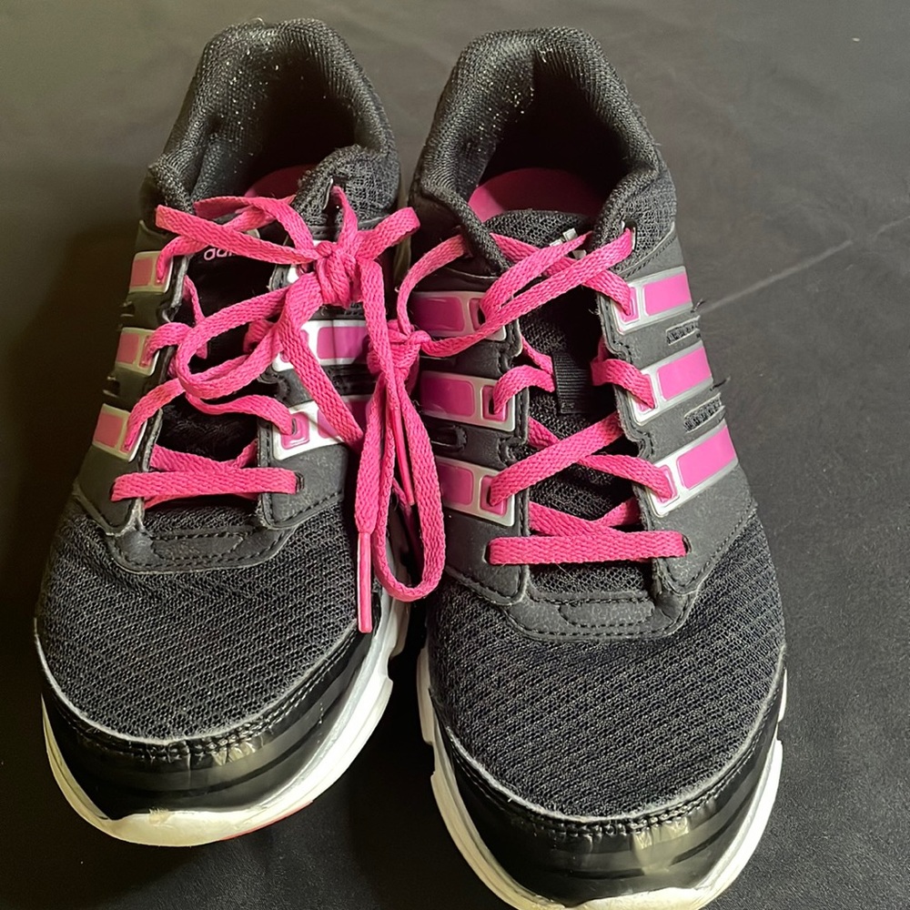 Women's 7.5 Run Strong Adidas's Black with pink stripes